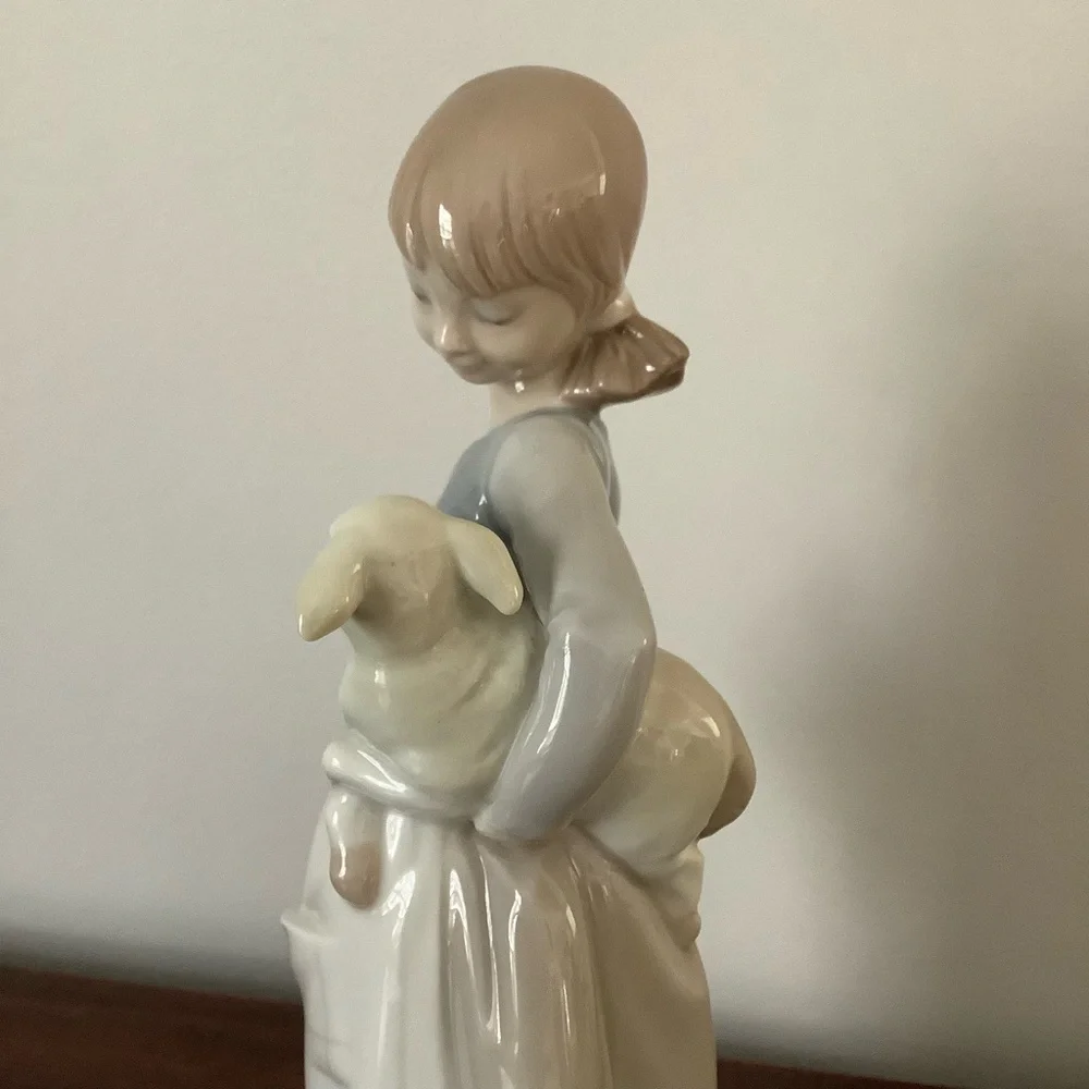 Lladro Girl with Lamb and basket of Leeks - Picture 5 of 7